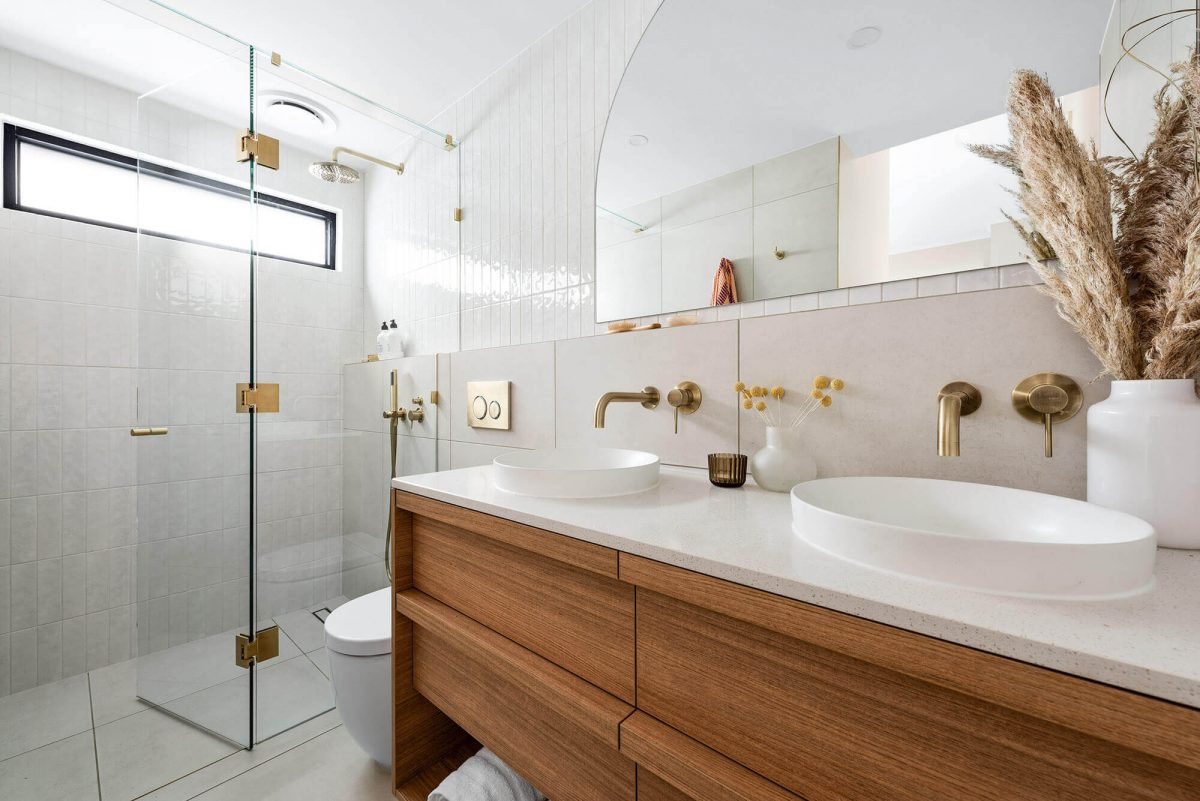 A custom designed Ensuite bathroom. Designed and built by MJ Harris Group.