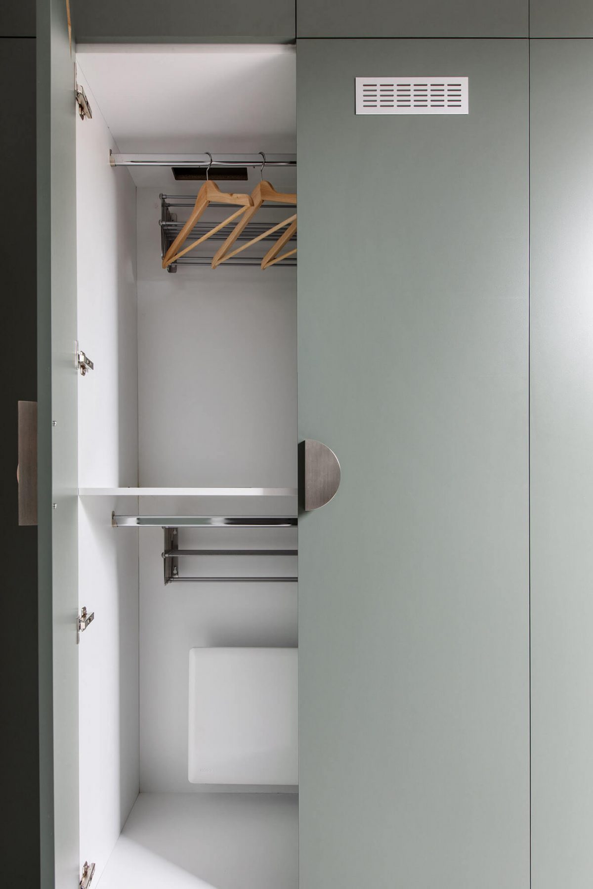 A custom designed laundry featuring green joinery. Designed and built by MJ Harris Group.