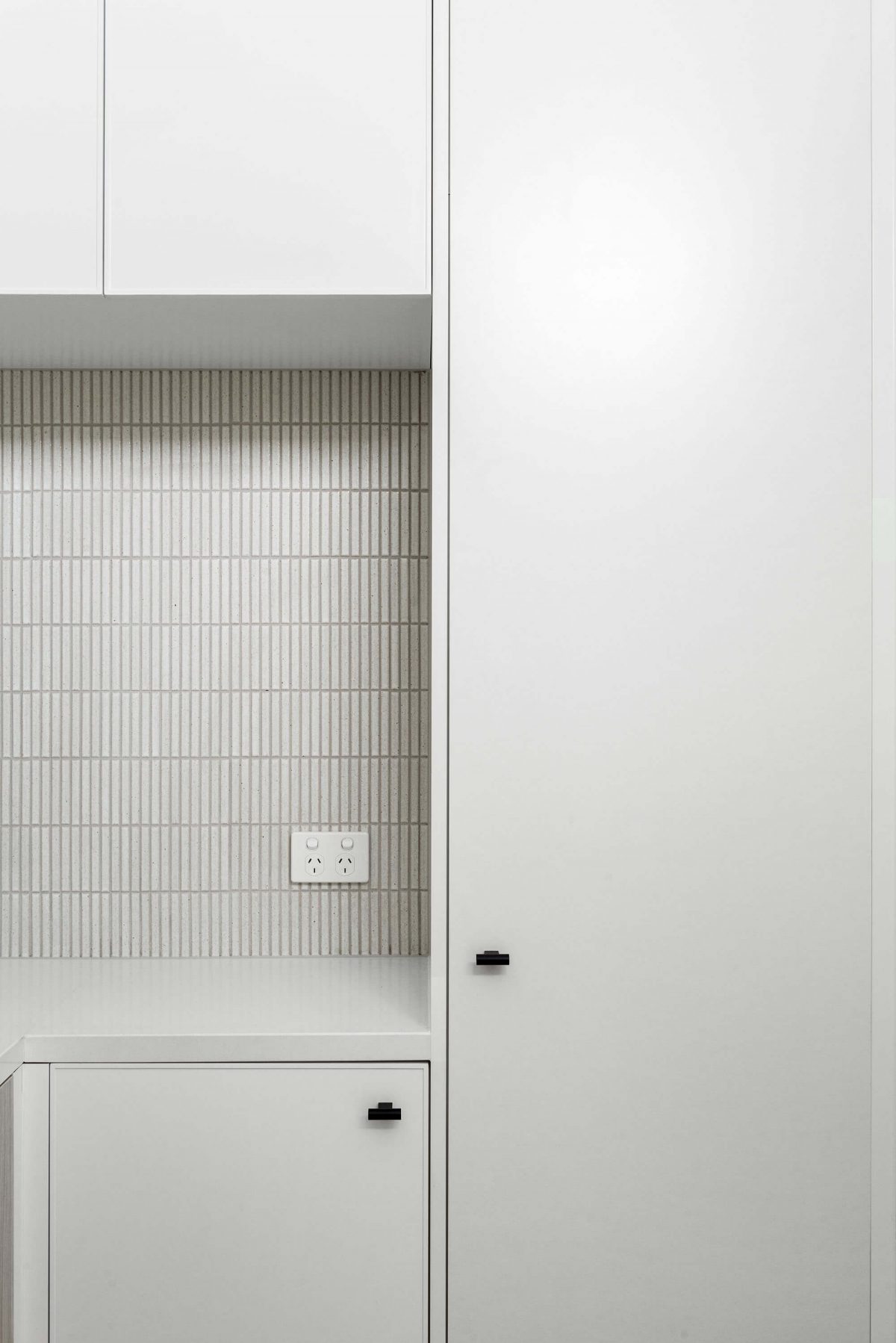 A custom designed kitchen featuring white Kit Kat files. Designed and built by MJ Harris Group. #MJHxBallantyneSt