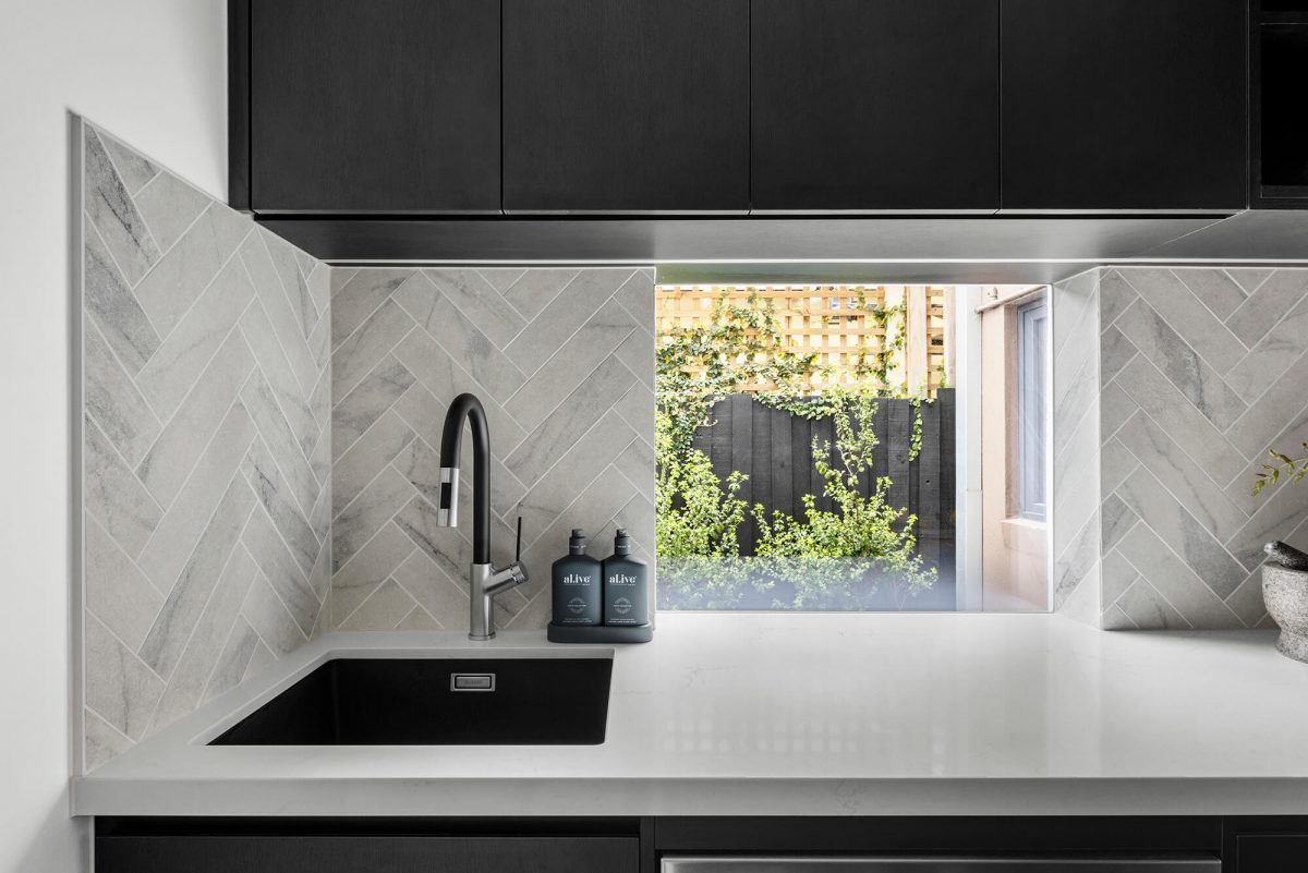 A custom designed butler’s pantry featuring a tiled herringbone splashback and custom joinery. Designed and built by MJ Harris Group. #MJHxBaySt