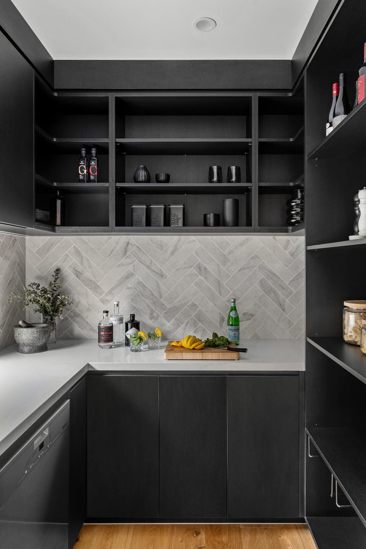 A custom designed butler’s pantry featuring a tiled herringbone splashback and custom joinery. Designed and built by MJ Harris Group. #MJHxBaySt
