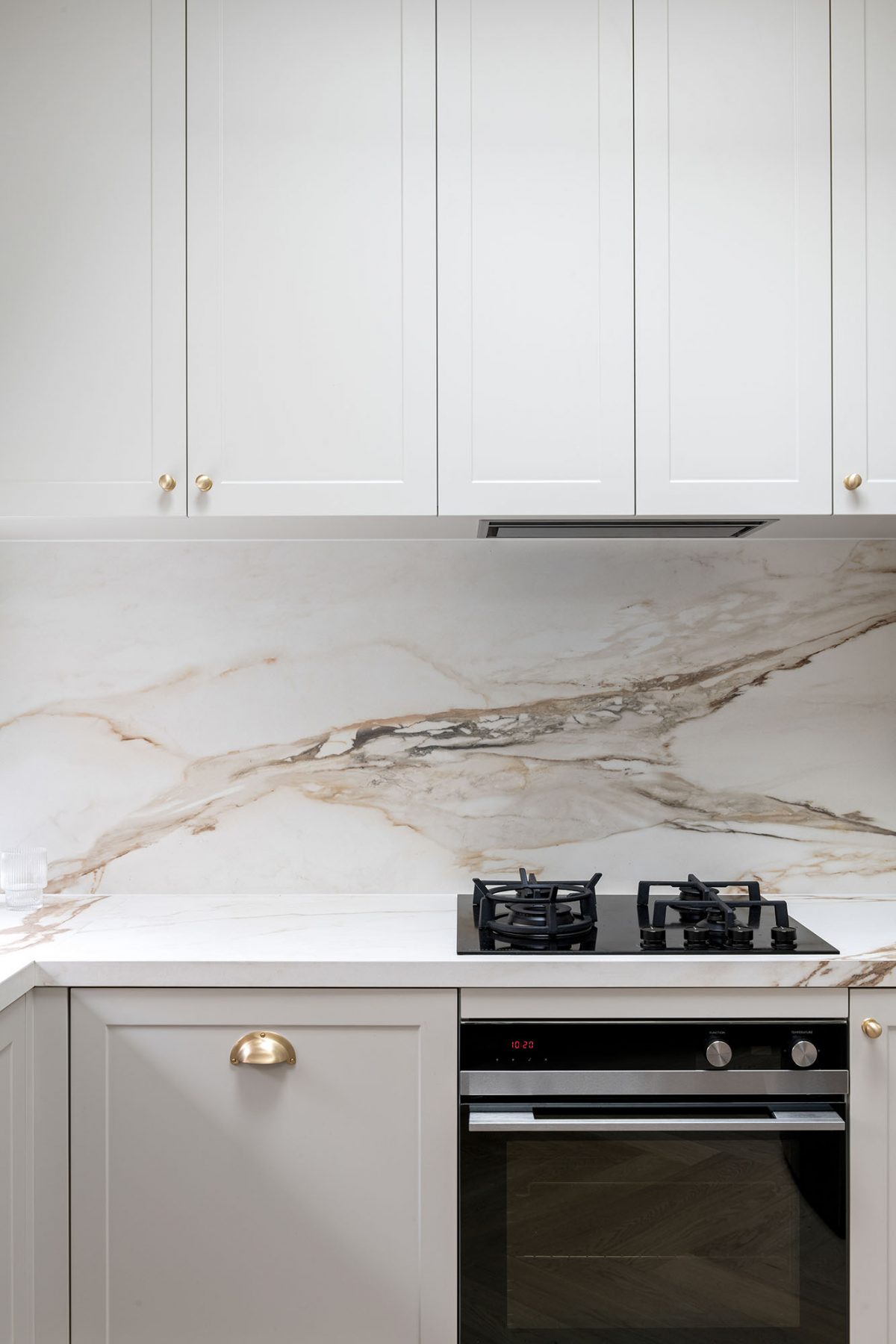 A custom designed kitchen featuring a porcelain surface splash back and bench top in Grand Paradiso. Designed and built by MJ Harris Group. #MJHxMacaylayRd