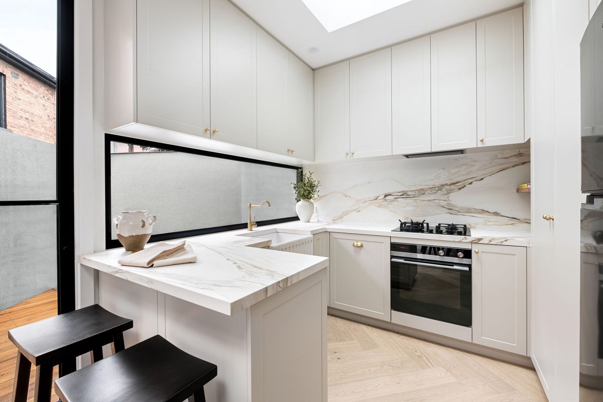 A custom designed kitchen featuring a porcelain surface splash back and bench top in Grand Paradiso. Designed and built by MJ Harris Group. #MJHxMacaylayRd