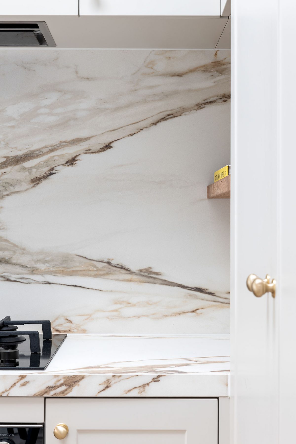 A custom designed kitchen featuring a porcelain surface splash back and bench top in Grand Paradiso. Designed and built by MJ Harris Group. #MJHxMacaylayRd
