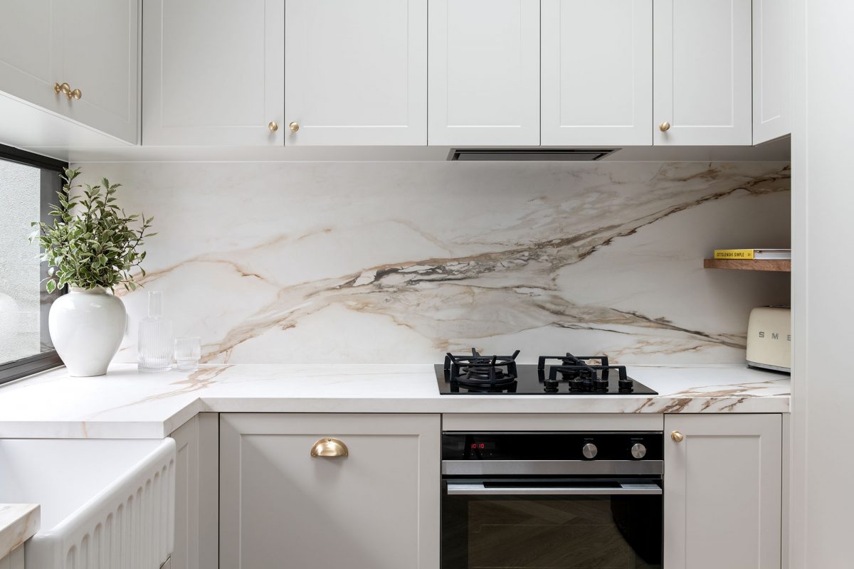 A custom designed kitchen featuring a porcelain surface splash back and bench top in Grand Paradiso. Designed and built by MJ Harris Group. #MJHxMacaylayRd
